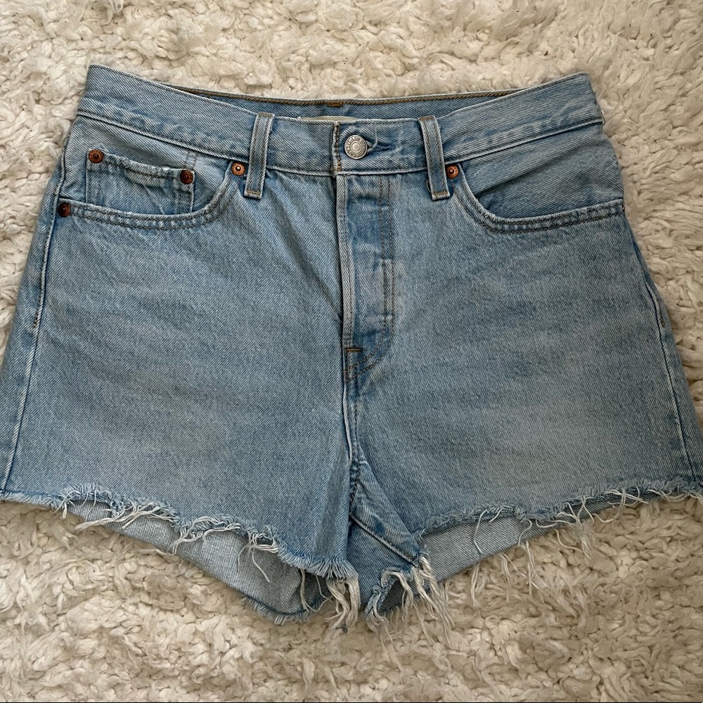 NWOT Levis Wedgie short size 28